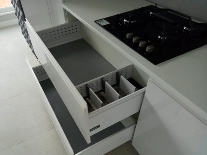 глянцевая угловая кухонная мебель